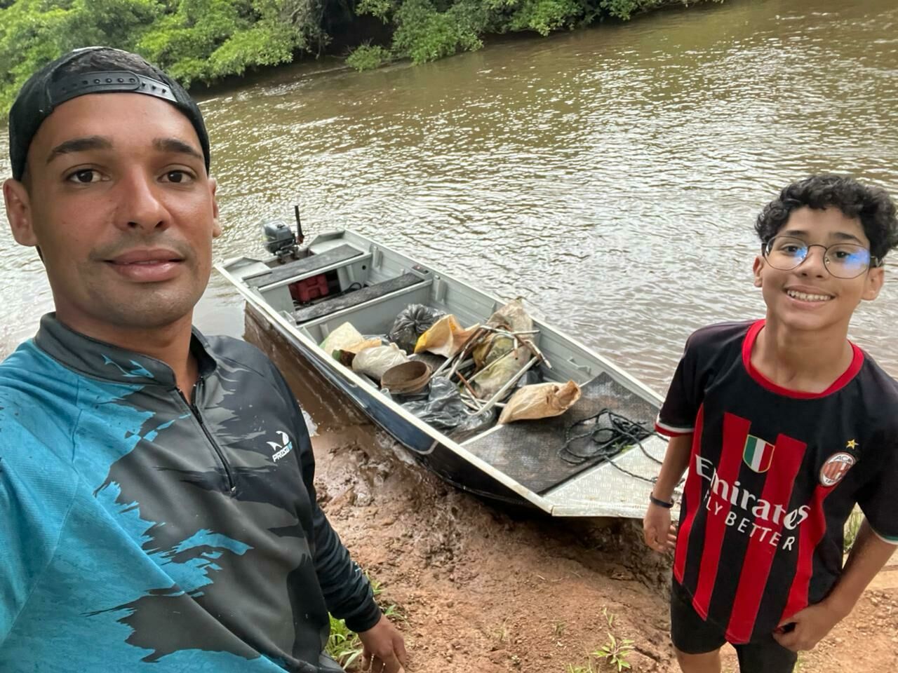 Imagem de compartilhamento para o artigo Exemplo de cidadania: Pai e filho percorrem 50 km do Rio Sucuriú e retiram lixo em Costa Rica da MS Todo dia